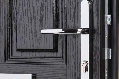 Apeer Security Features - Yale Locking System