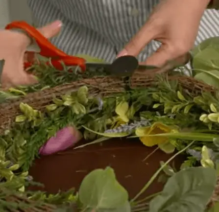 Apeer’s Magnetic Wreath Hanging System